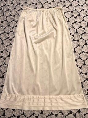 Ivory Satin Half Slip 70s 80s VTG Mel-Lin Underskirt  Size S Nylon Made in USA